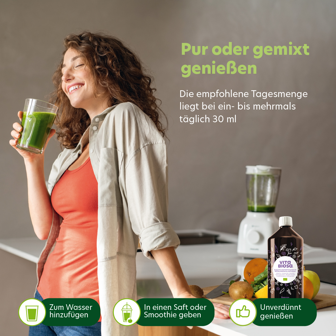 Frau mit Schnapsglas Vita Biosa Beeren Kräuter Apfel Frucht Brombeeren